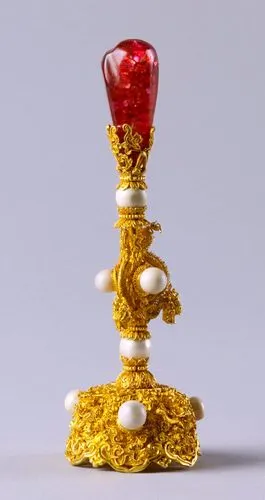 清代一品官员帽子上用的红宝石顶子,几乎全是用红色尖晶石制成的.