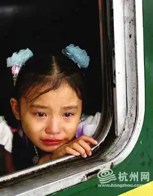 留守儿童返乡家长含泪挥别哭诉明年再来组图