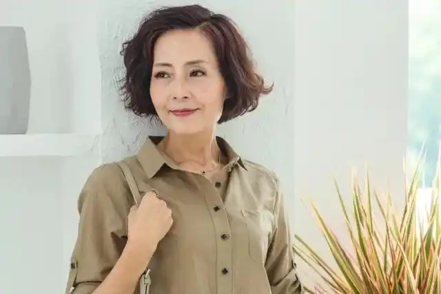 50岁女人别留黑长直这几位漂亮大妈留着精致短发优雅又减龄