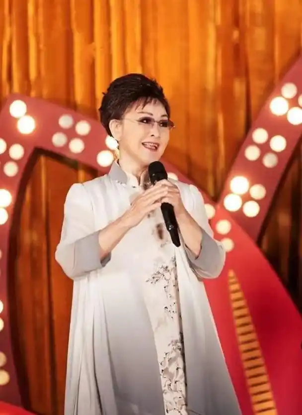 李谷一就是这样一个虽然已经78岁的年龄,但是却活得足够洒脱自信,即使