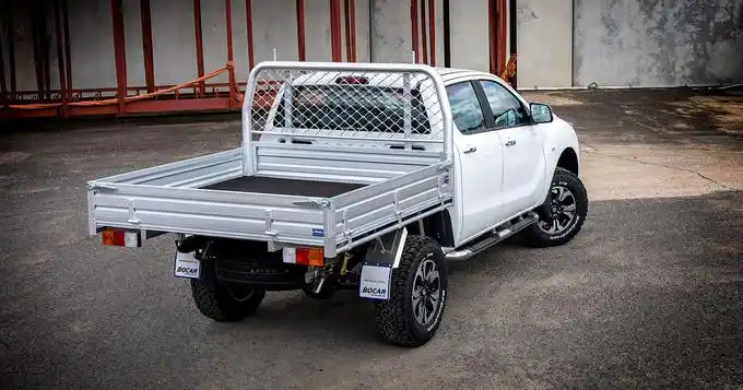 的皮卡,"pickup truck"则代表了纯粹工具用途,两驱,平底货箱的车型