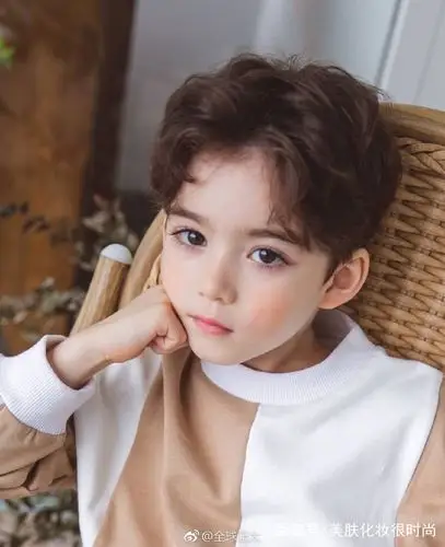 全球好看的6个混血小男孩,图2像洋娃娃,图5大眼超萌