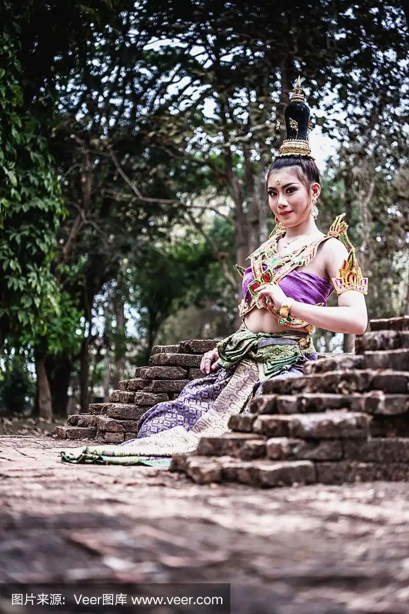 穿着泰国传统服装的古代泰国妇女