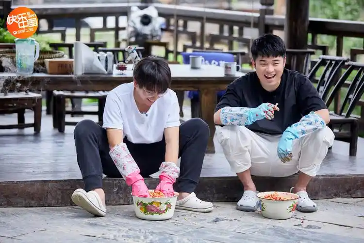 《向往的生活》黄磊为谭松韵做家乡美食 鹿晗徒手捞鱼一抓一个准