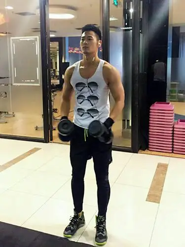 "岳父"亓航狂刷颜值 健身房大秀肌肉_大陆星闻_明星-超级明星