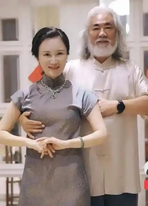 72岁的张纪中与41岁的小娇妻高调秀恩爱,网友看完后瞬间不淡定了_张