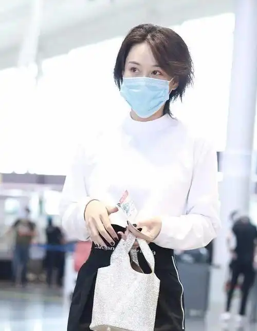 张馨予久违的露面短发造型清爽干练气质也太绝了