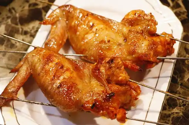 非常入味看着就很有食欲一整只鸡翅刷上酱料,烤得焦香流油烤全翅一般
