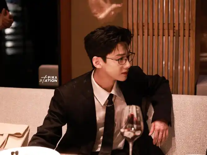 白敬亭黑西服造型