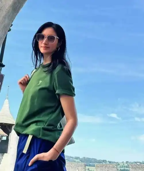 朱亚文的妻子最近的照片让人大吃一惊,她的头发变得花白