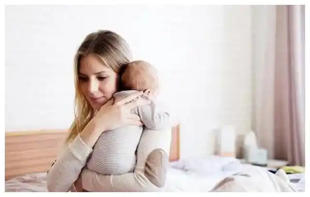 新生儿和妈妈一起睡好还是自己睡婴儿床更好宝妈别选错了