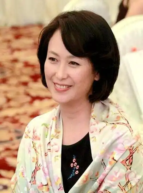 左翎,大腕儿级别的中国女演员,颜值高,演技棒,赢得无数影迷追捧.