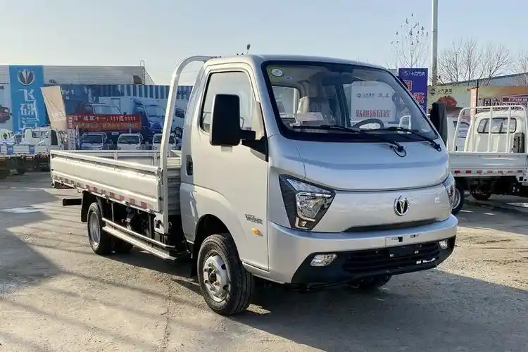 飞碟缔途dx2l126马力395米国六单排栏板微卡fd1042d66k61