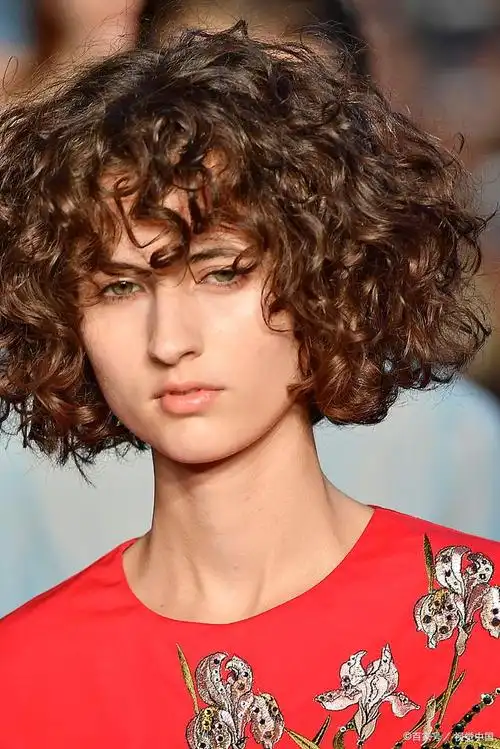 自来卷的头发给人一种自然,活泼和独特的气质,但在选择发型时,我们