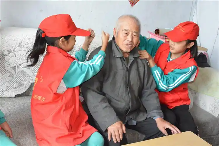 虎林市第三小学"一米阳光"志愿者中秋节关爱空巢老人