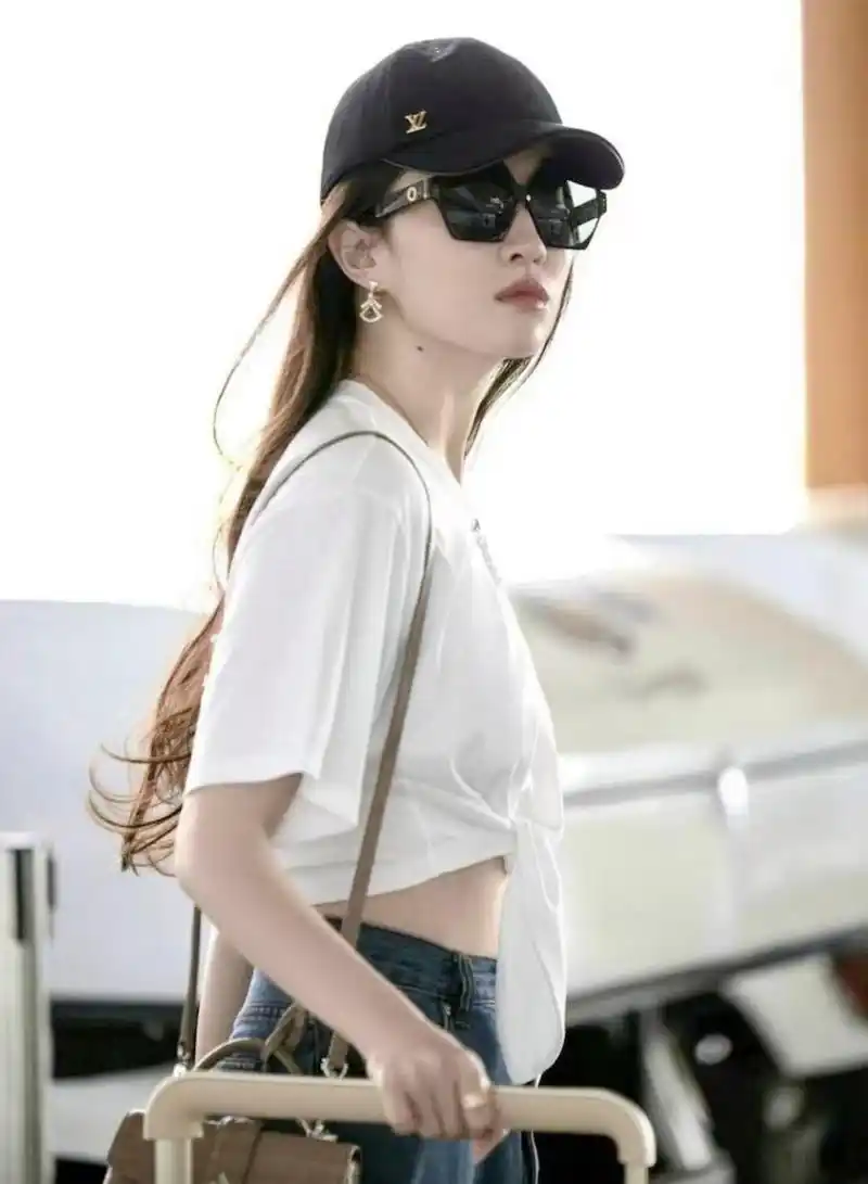 刘亦菲身穿简单的白色t恤和蓝色牛仔裤,帅气十足.