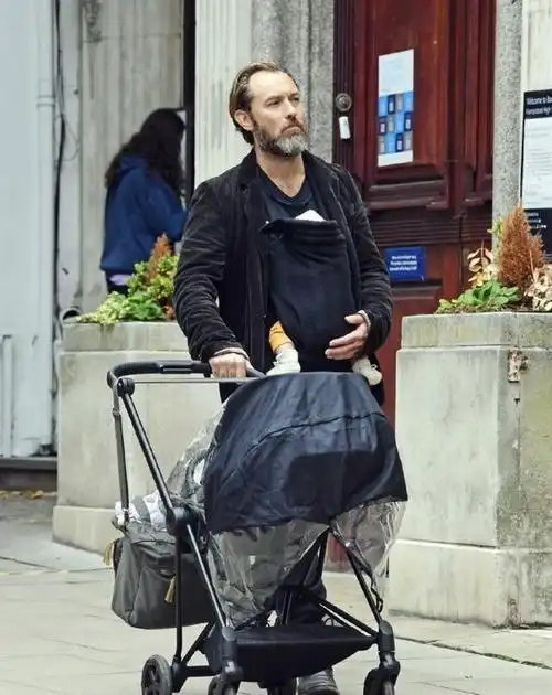 裘德洛显老相?曾迷倒妮可基德曼,娶小16岁美女学霸,女儿很像他