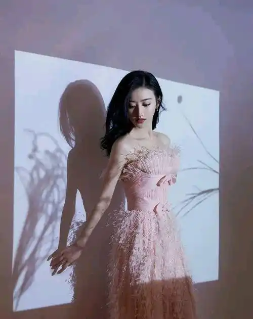 景甜晒美照上演完美侧颜杀格纹西装配长裤惊现大长腿气场超a