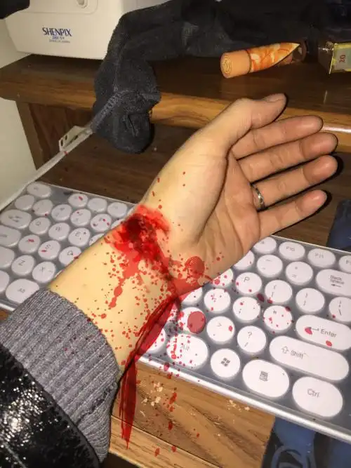 把忙把这个ps成割脉自杀的那种,血要有证实感!因为做画册用的!