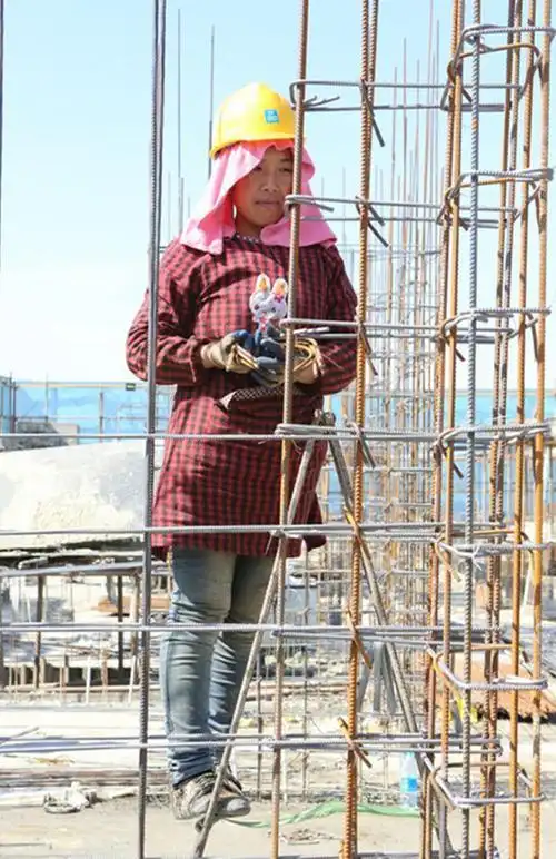 "工地女人"的生活令人心酸:不仅辛苦劳累,而且毫无隐私可言