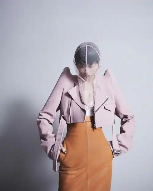 李宇春#微博之夜#第二套造型李宇春今晚的第二套look来自rick owens