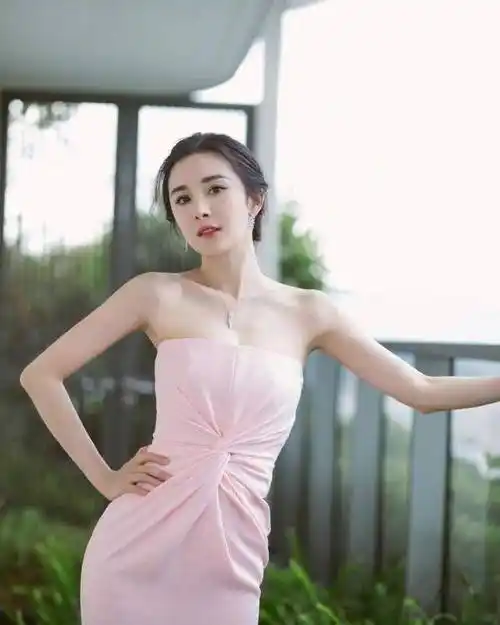 原创杨幂又现尤物身材这次大胆挑战浴巾裙身材真好连衣裙的设计粉色