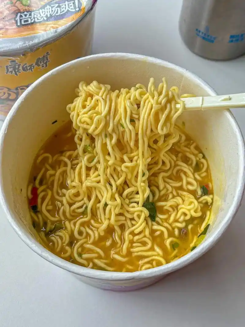 啊啊啊,这个金汤肥牛面太爽啦!好好吃～#带上康师傅现在就出发 - 抖音