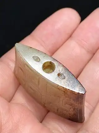 战汉和田玉籽料白玉沁色勾云纹剑珌把件