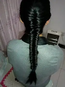 我保养头发的方法就是不染不烫,她们挺喜欢帮我编辫子.