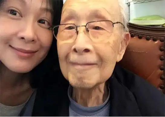 刘若英家世显赫,爷爷和父亲身份惊人,丈夫比他小两岁