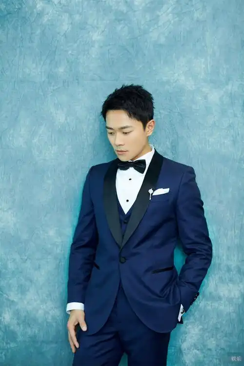 曹骏西装造型风度翩翩