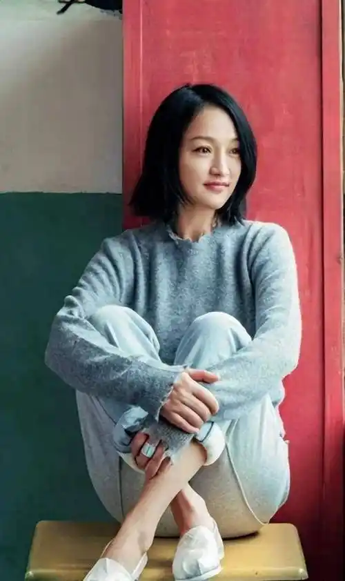 48岁的她素颜穿妈妈装和妇女无异,越看越有气质_蓝色_造型_时尚