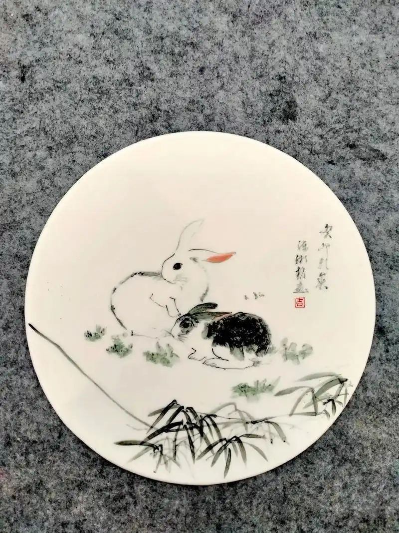 我画的陶瓷挂盘美术作品兔子迎春其实人必须经历过无数次的跌倒再爬