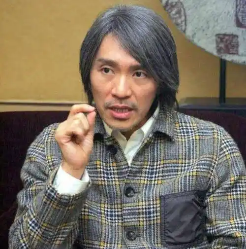 在拍《功夫》这部电影的时候,周星驰专程找到金庸老爷子.