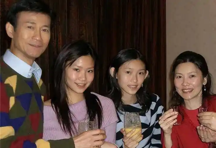 同是郑少秋的基因,把4个女儿一对比,差距就出来了_父亲_郑欣宜_成长