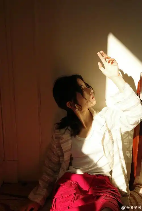 张子枫穿白背心#张子枫最新营业照96妹妹好薄一片!