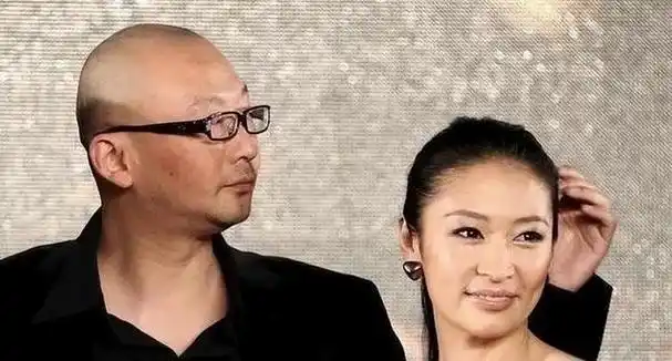 没多久,管虎和马伊琍分手后,他就和梁静走到了一起,两人形影不离,感情