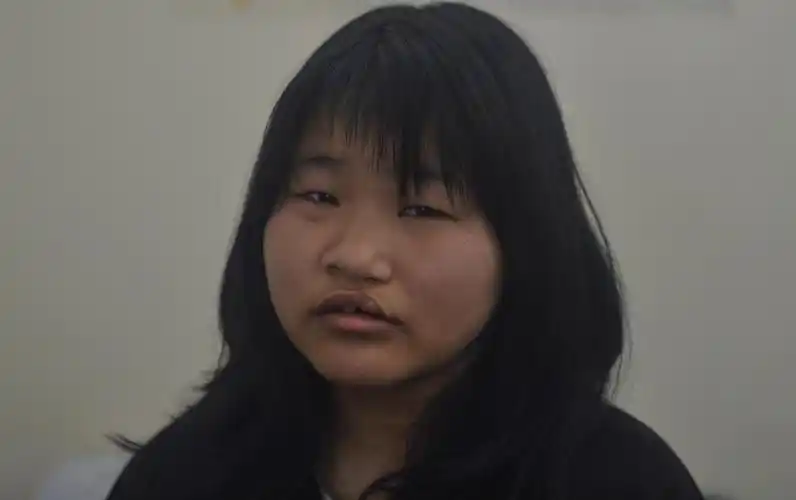 18岁的四川女孩小玉(化名)是一个有故事的人,她的故事充满了凄冷与