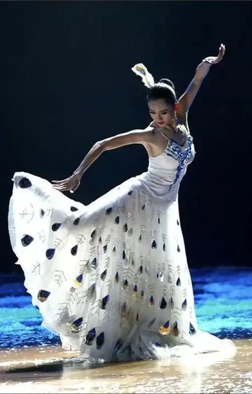 杨丽萍回应孔雀舞惹不雅争议近乎赤裸符合剧情羽毛脱落是为了自由如何