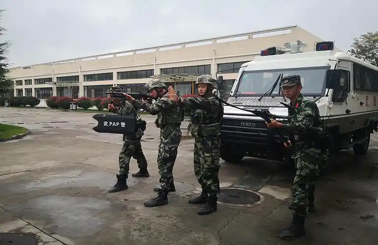 安全感爆棚武警官兵双节巡逻保平安