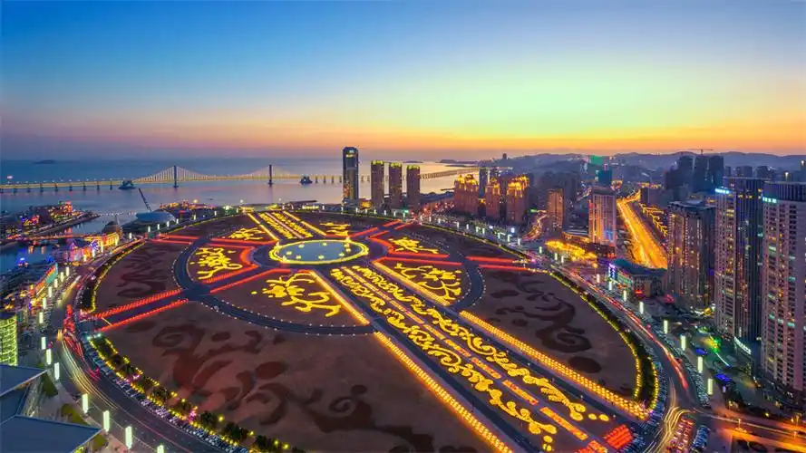 星海广场】,观建市一百周年纪念的漫步百年城雕,无字天书,见证大连