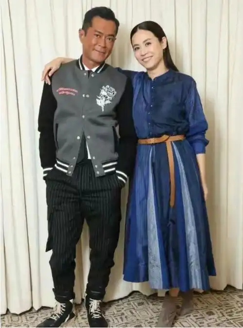 宣萱和古天乐合体亮相,宣萱穿情侣装紧紧依偎古天乐变小女人