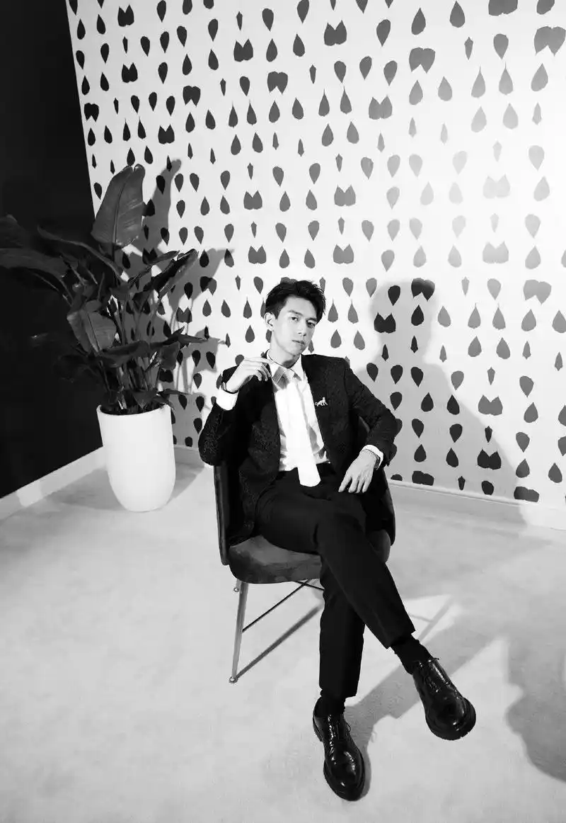 李现出席珠宝展连气质都变得高级,印花西装白领带,绅士又帅气!