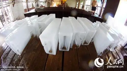 江苏扬州高温来袭 夏日里的"冰工厂"制冰送清凉