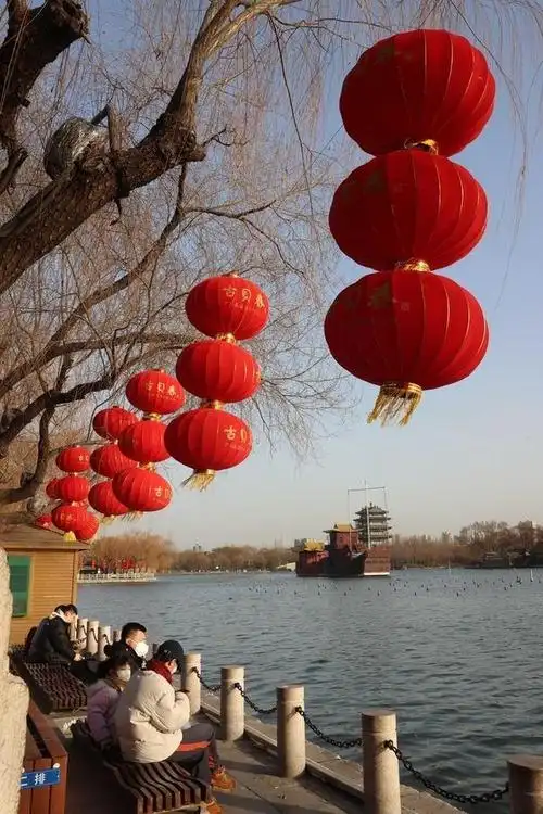 大红灯笼高高挂 喜气洋洋迎新春