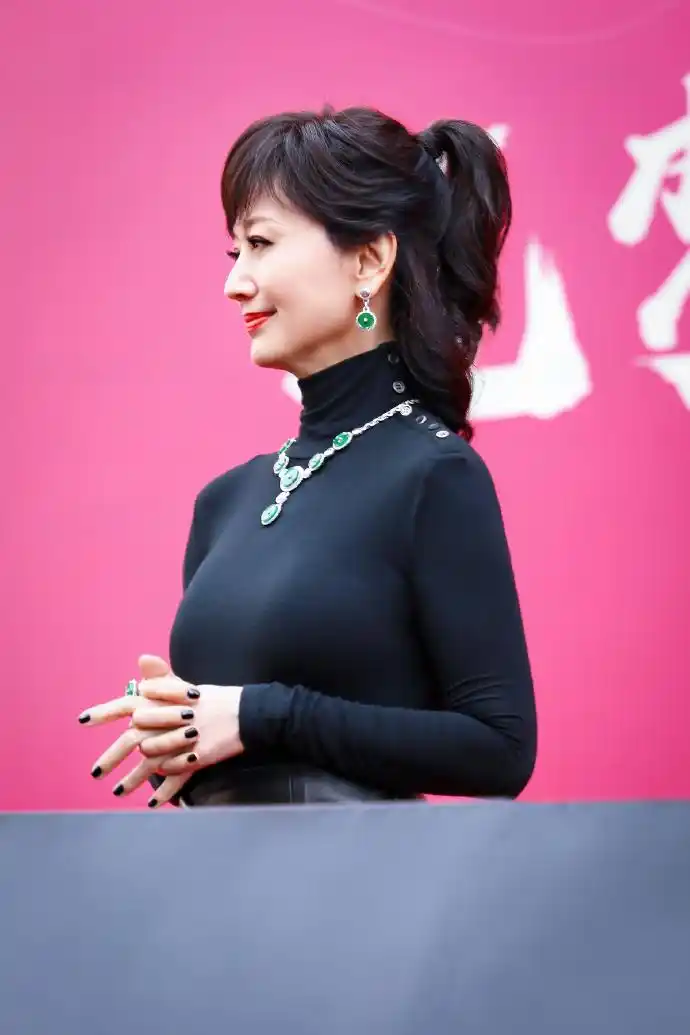 原创65岁赵雅芝身材逆天了穿紧身上衣配一步裙梳高马尾的奶奶少见