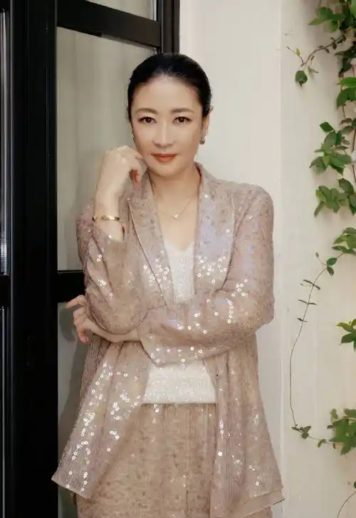 梁静陪伴女儿参加时装首秀,曾经被管虎调侃像郭德纲的女孩长大了