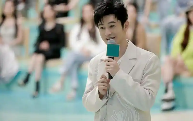 45岁黄晓明身体亮红灯 在机场血糖飙升还头晕