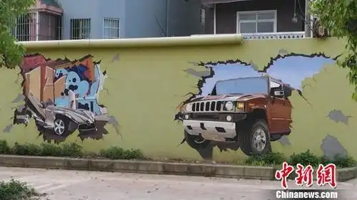 路边的墙上出现了一幅"恐怖"壁画——一辆越野车破墙而出的3d立体壁画