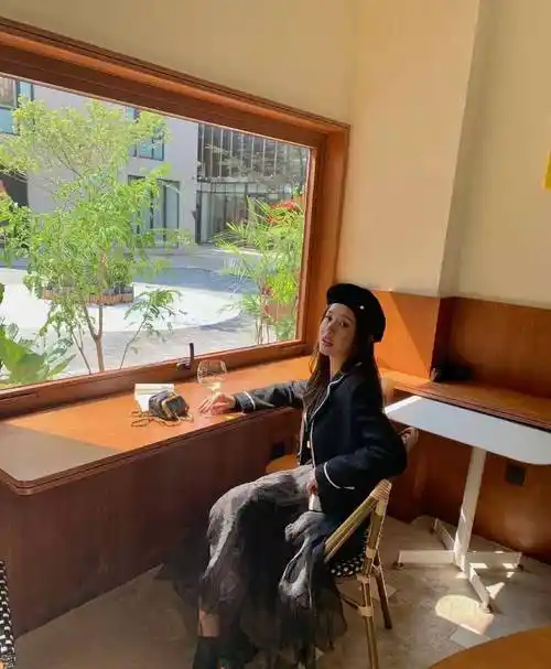 原创陈赫老婆不愧是网店老板娘外套配纱裙随手一拍都是大片